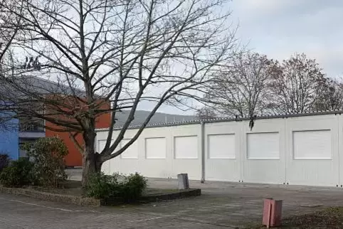 Die Container, die während der Bauzeit als Ausweichquartier genutzt werden sollen, stehen seit dem vergangenen Jahr auf dem Schu