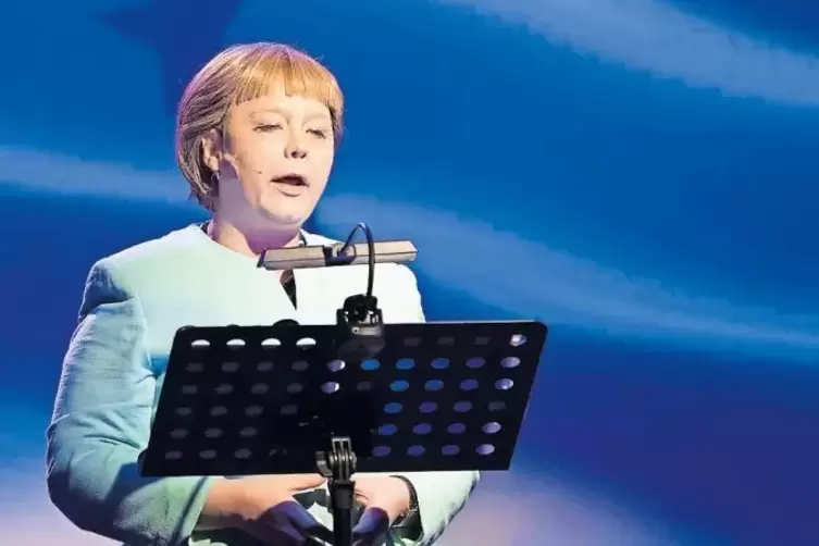 Staatstragend: Marina Tamassy als Kanzlerin Merkel.