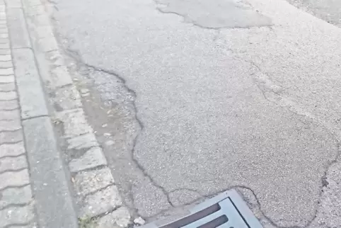 Marode: Die Schulstraße in Römerberg hat schon bessere Tage gesehen. Einmalbeiträge kämen Anwohner hier teuer zu stehen.