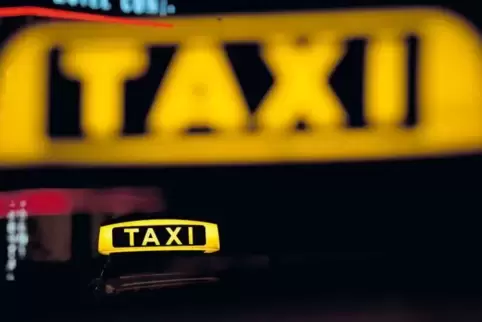 Das Taxischild leuchtet in Dirmstein nachts nur noch, wenn der Besteller die Fahrt selbst bezahlt. Früher wurde das Ruftaxi als 