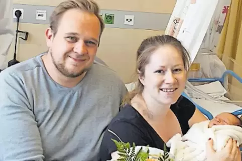 Mit Leon im Arm: Stefanie und Dominic Müller.