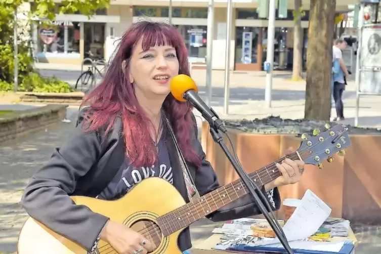 Tabitha Elkins greift im Straßenwahlkampf auch mal zur Gitarre. Sie besitzt die deutsche und amerikanische Staatsbürgerschaft.