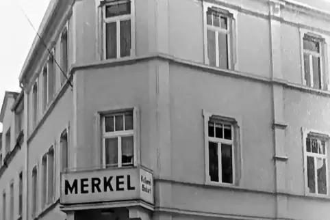 Von 1945 an hatte „Kellereibedarf Merkel“ seinen Sitz in der Hetzelstraße. Das hier zu sehende Eckhaus zur Fröbelstraße, wo vorh