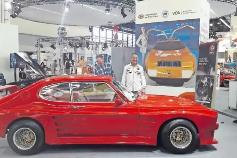 Thomas Nährig (links) hat den Ford Capri von Jürgen Hormuth (rechts) auf Vordermann gebracht. Er ist eines von 20 Autos der Sond