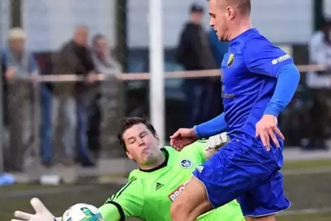 VfB-Spieler Marvin Ehrenpreis (vorne) scheitert hier an 08-Tormann Kai Anschütz. Foto: Mehn 