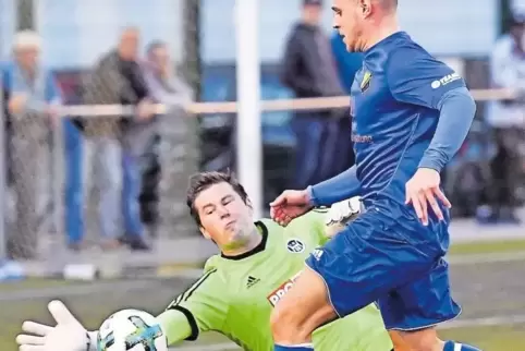 VfB-Spieler Marvin Ehrenpreis (vorne) scheitert hier an 08-Keeper Kai Anschütz.