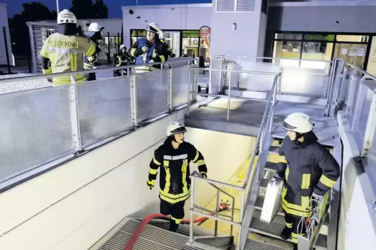 Feuerwehr im neuen Objekt: Das Foto zeigt den Abgang zum Keller des Grünstadter Schwimmbads.