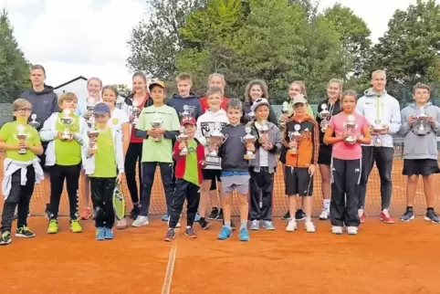 Meister und „Vize“: Die Finalisten beim Kreisjugendtennisturnier durften sich nach dem Endspiel über einen Pokal freuen. Die mei