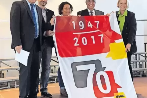 Gruppenbild mit Fahne (von links): Oberbürgermeister Hans Georg Löffler, die Landtagsabgeordneten Dirk Herber und Giorgina Kazun