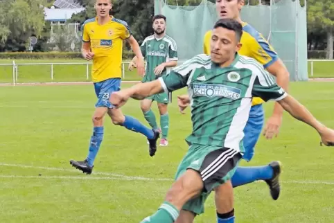 Yasin Özcelik beim Abschluss im Spiel gegen den SC Hauenstein. Er spielte mit gebrochener Mittelhand.