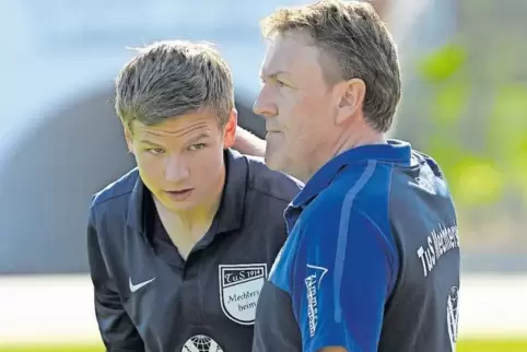 Damals gemeinsam in Mechtersheim, heute Gegner: Eric Biedenbach (links) spielt jetzt für Zeiskam, Ralf Gimmy coacht den FC Speye