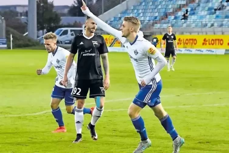 Außenverteidiger als Torjäger: Manuel Grünnagel bejubelt das 2:0 für den FKP, sein bereits siebtes Saisontor. Links Doppel-Torsc