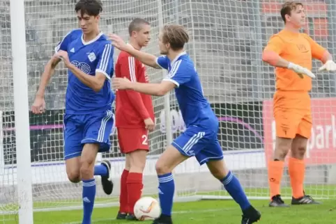 FKP-Spieler Lorenzo Valentini (links) dreht nach seinem Treffer zum 1:1 ab, Noah Karl gratuliert. Markus Steigerwaldt und Torhüt