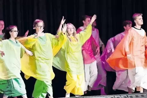 Beethovens Europahymne setzte die 13. Klasse Musik bei ihrer Eurythmie-Vorführung in Bewegung um.