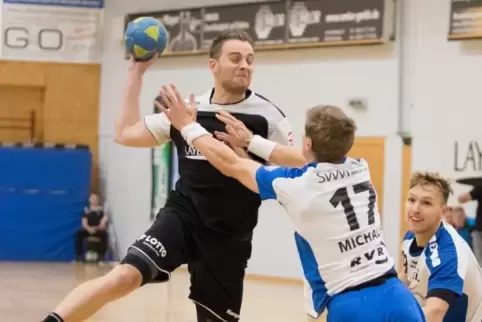 Dreimal traf er für den TuS Dansenberg am Samstag: Christopher Seitz (links) bedrängt von Ferdinand Michalik (TV Neuhausen). Fot