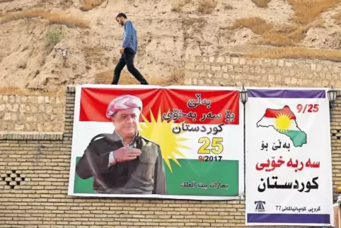 Historisches Datum: Ein Wahlreklamebanner mit dem Konterfei von Präsident Barsani prangt auf der Burg von Erbil. Barsani nannte 