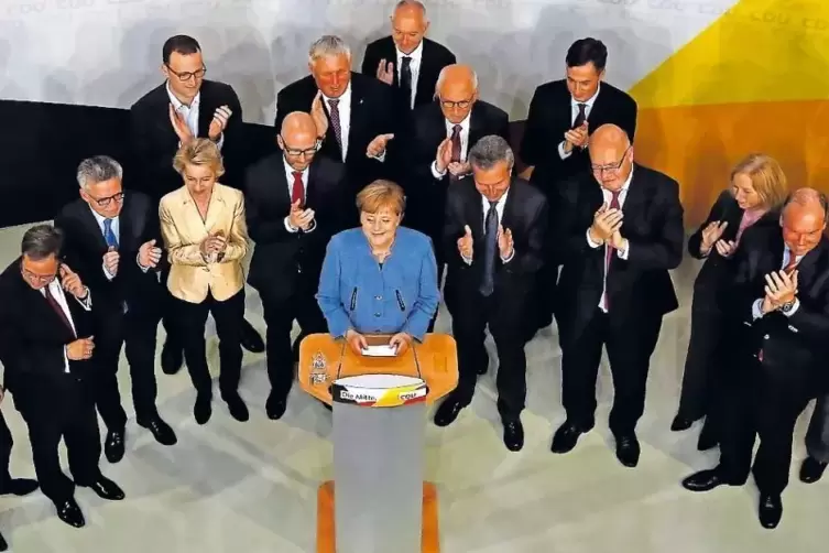 Wahlsieger trotz starker Stimmeneinbußen: Die CDU-Spitze beklatscht ihre Vorsitzende.