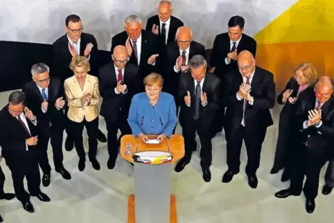 Wahlsieger trotz starker Stimmeneinbußen: Die CDU-Spitze beklatscht ihre Vorsitzende.