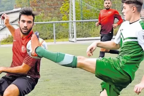 Hoch das Bein: Alexander Brechner (Altleiningen, rechts) und Tolga-Ali Urhan (TSV Grünstadt).