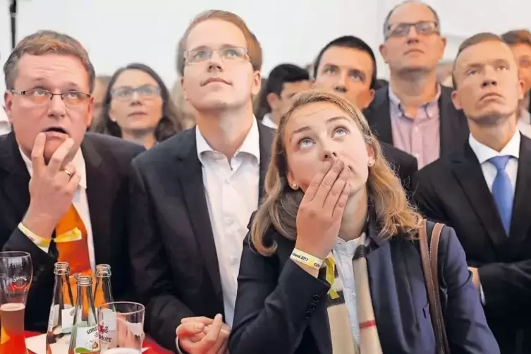 Diese Gesichter sprechen Bände: Reaktion von CDU-Anhängern, als gestern Abend die ersten Hochrechnungen bekannt werden.