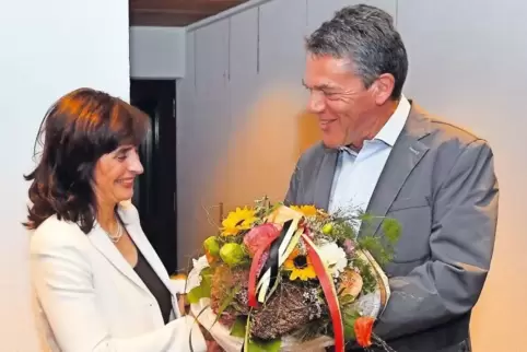 Karl Schäfer, bis Jahresende noch Bürgermeister der Verbandsgemeinde Maikammer, gratuliert Gabriele Flach.