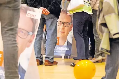 Warten und Daumen drücken, zwischen Luftballons und Plakaten: In der Mehrzweckhalle in Hayna steigt die Wahlparty der CDU.