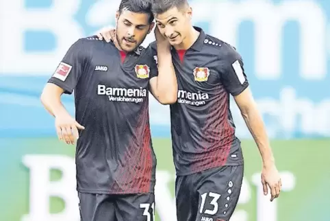 Torschützen unter sich: Kevin Volland (links), der das 1:0 und 3:0 schoss, mit Lucas Alario, der das 2:0 für Bayer Leverkusen ge