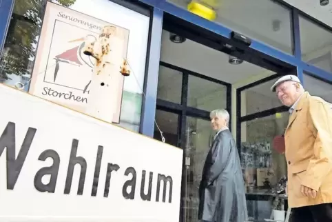 Auf dem Weg zum Wahllokal im Storchenpark Speyer: der frühere Landrat Ernst Bartholomé mit Gattin.