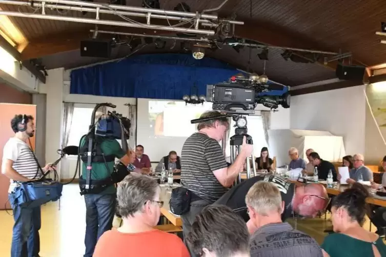 Schon bei der Ratssitzung am 28. August war das Medieninteresse in Herxheim am Berg enorm. Foto:Franck 