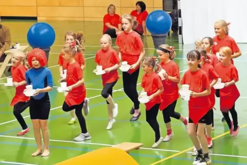 Das Sams in Dudenhofen: Die Turnkinder spielen mit dem frechen Rotschopf.