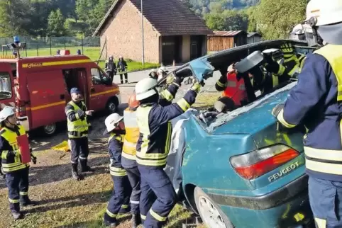Mit Rettungsschere und Spreizer befreiten die Wehrleute die Verletzten aus dem Auto.