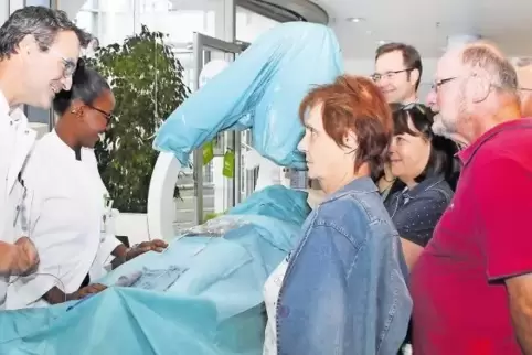 Clemens Kühner, Chefarzt der Chirurgischen Klinik B, und Assistenzärztin Lillian Gatwiri Meme erklären den interessierten Besuch