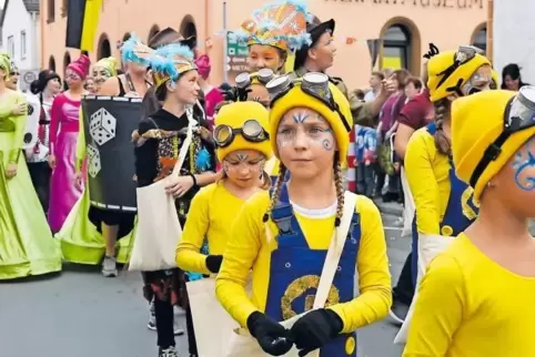 Farbenfroh und schön geschminkt: die kleinen und großen Aktiven der Roxheimer Altrhoischnooke.