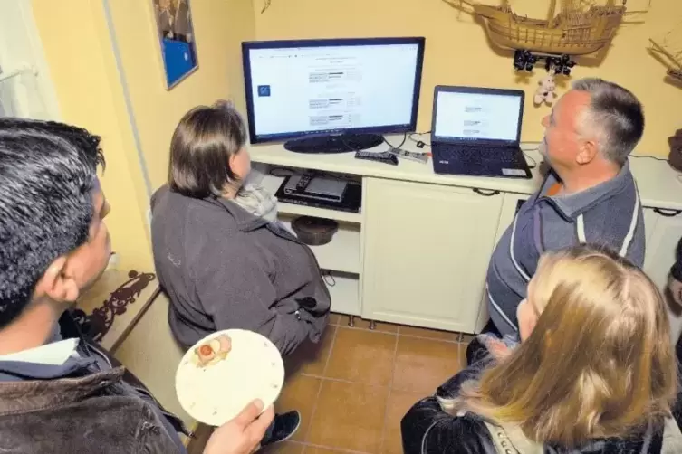 Martin M&uuml;ller verfolgt im Kreis von Familie und Freunden daheim in Otterberg am Computer die Ausz&auml;hlung der letzten Stimmbezirke