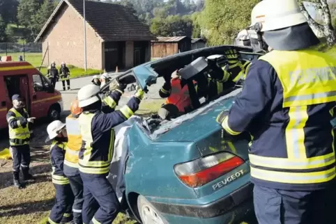 Mit Rettungsschere und Spreizer befreiten die Wehrleute während der Übung Verletzte aus einem Auto.