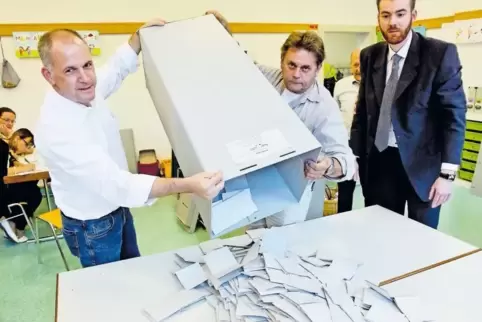 Sonntagabend in der Otterberger Grundschule, die als Wahllokal fungiert: Die Wahlhelfer beginnen mit der Auszählung der Stimmen 