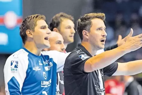 Roko Peribonio (links, daneben Trainer Ben Matschke) fiebert mit dem Team und unterstützt Stammtorwart Kevin Klier.
