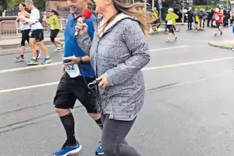 Rasende Reporterin Linda Engel: Interviews zur Wahl mit Teilnehmern des Berlin-Marathons gehörten auch zum Seminarprogramm.