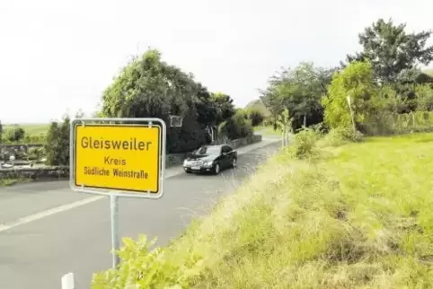 Zwischen dem Friedhof in Gleisweiler, wo Heiner Geißler morgen bestattet wird, und seinem Haus auf der rechten Straßenseite lieg