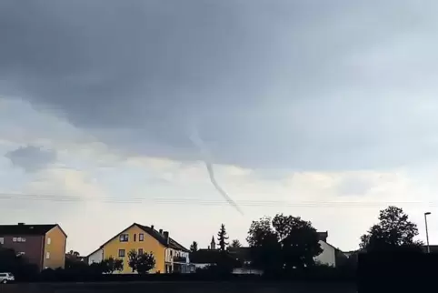 Tornado über Waldsee: Armin Raquet hat die Windhose mit seinem Smartphone gefilmt.