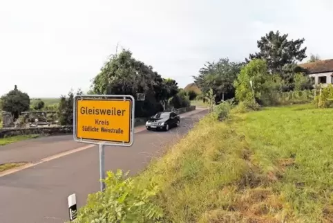 Zwischen dem Friedhof in Gleisweiler, wo Heiner Geißler morgen bestattet wird, und seinem Haus auf der rechten Straßenseite lieg