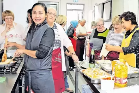 Die Thailänderinnen Nongnoot Frank (vorne) und Supak Berg (ganz rechts) zeigen den Landfrauen, wie man Frühlingsrollen zubereite