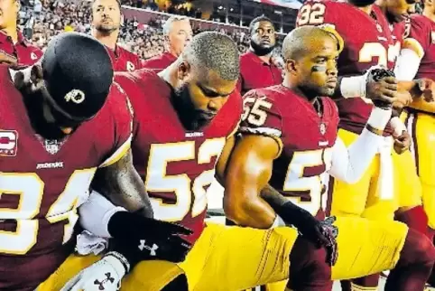 Knien statt Stehen bei der US-Hymne: Auch Spieler der Washington Redskins machten das am Sonntag.