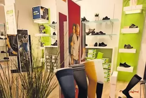 Neben Bandagen jeder Art und Einlagen gibt es auch ein großes Sortiment an schicken Kompressionsstrümpfen.
