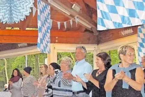 Die Modenschau des Modehauses Outfit sorgte bei den Besuchern des Oktoberfests in Mutterstadt für Stimmung .
