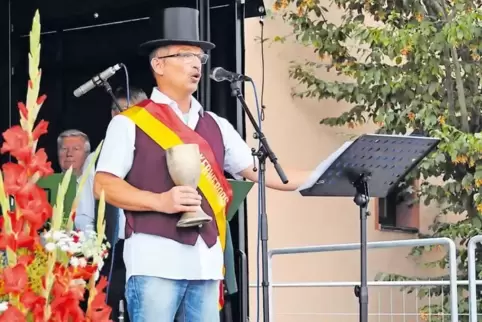 Alle Jahre wieder: Kerweborsch Bernd Strahberger hält zur Eröffnung seine Kerwerde. Wenn dann noch der Kerwebaum steht, kann das