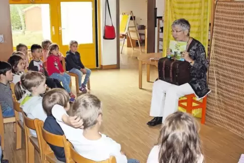 Ein Buch und keiner liest daraus vor? Die Kinder der Kita Haus des Kindes waren anfangs verwundert über den Auftritt von Erzähle