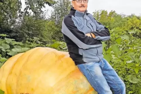 Einfach riesig: Einer seiner Kürbisse der Sorte „Atlantic Giant“ bringt rund 650 Kilogramm auf die Waage.