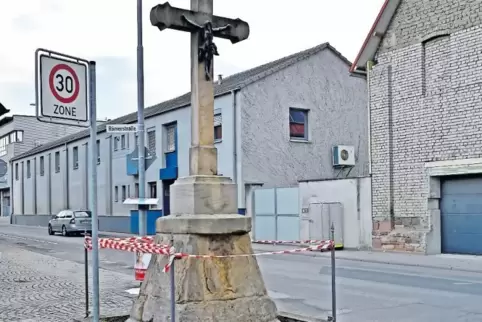 Ende Oktober soll es in altem Glanz erstrahlen: das Wegekreuz an der Einmündung der Römerstraße in die Dürkheimer Straße.