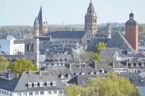 Die ersten Sperrungen rund um den Dom sind bereits eingerichtet worden.